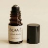 Aplikator roll-on luksusowego serum pod oczy SOWÉ z olejem z opuncji figowej.