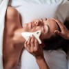 masaż twarzy ceramicznym kamieniem Gua Sha