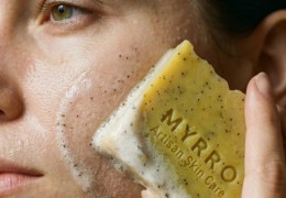 Jaki peeling do twarzy wybrać? Jak bezpiecznie złuszczać skórę i dbać o barierę ochronną